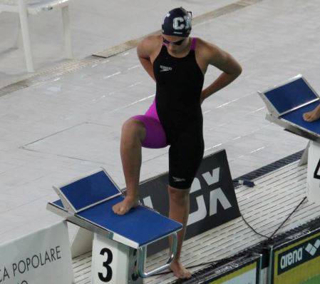 Mihaela Bat debutta agli Europei Juniores con il personale sui 50 rana