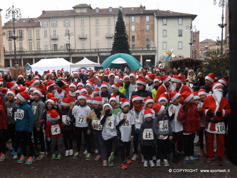 Con la Christmas Running, i Babbi Natale podisti invadono il centro di Asti (Foto)