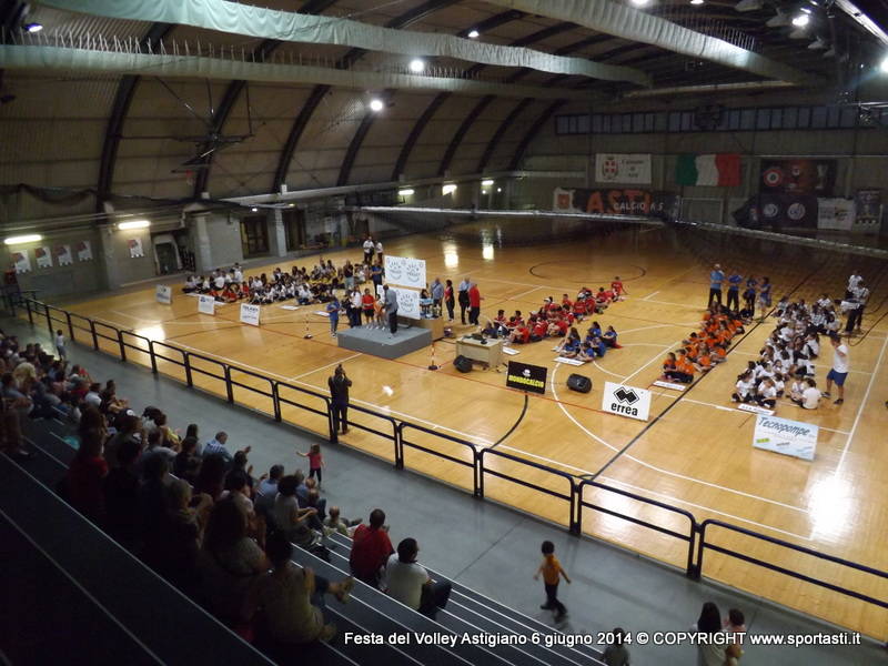 Al PalaSanQuirico grande entusiamo per la sfilata del futuro del volley astigiano (foto)