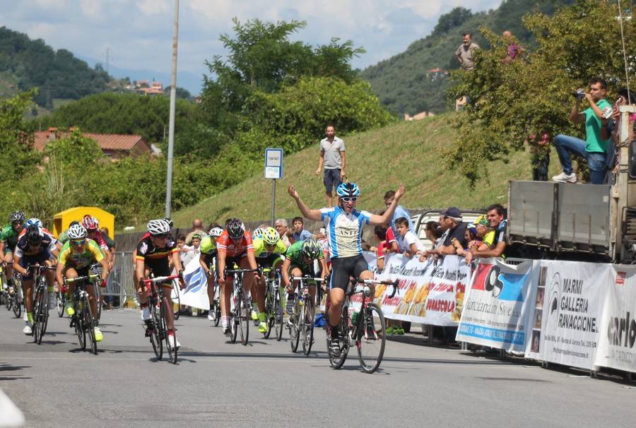 A Carrara, Davide Teofilo del Pedale Canellese si aggiudica il 12° Trofeo G. Musetti
