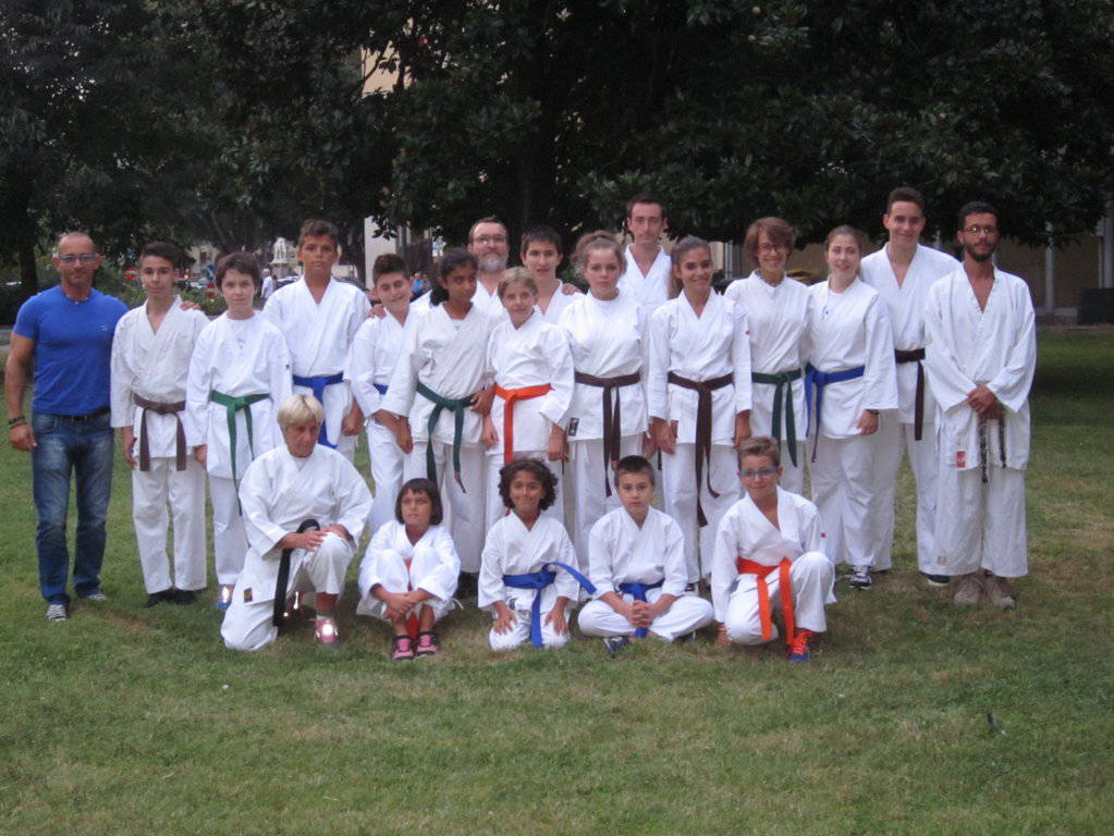 L’allenamento ”zero” nei giardini pubblici apre la stagione di karate della Kb Center 2000