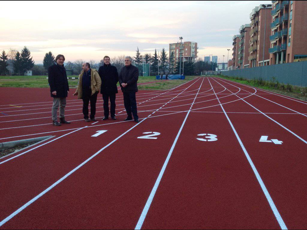 Completata la posa del manto della pista di atletica, si attende con ansia la riapertura