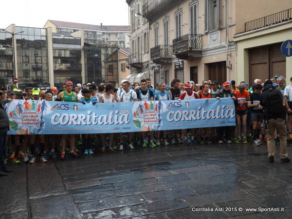 La carica degli oltre 300 podisti per la 24a edizione della Corritalia di Asti (foto)