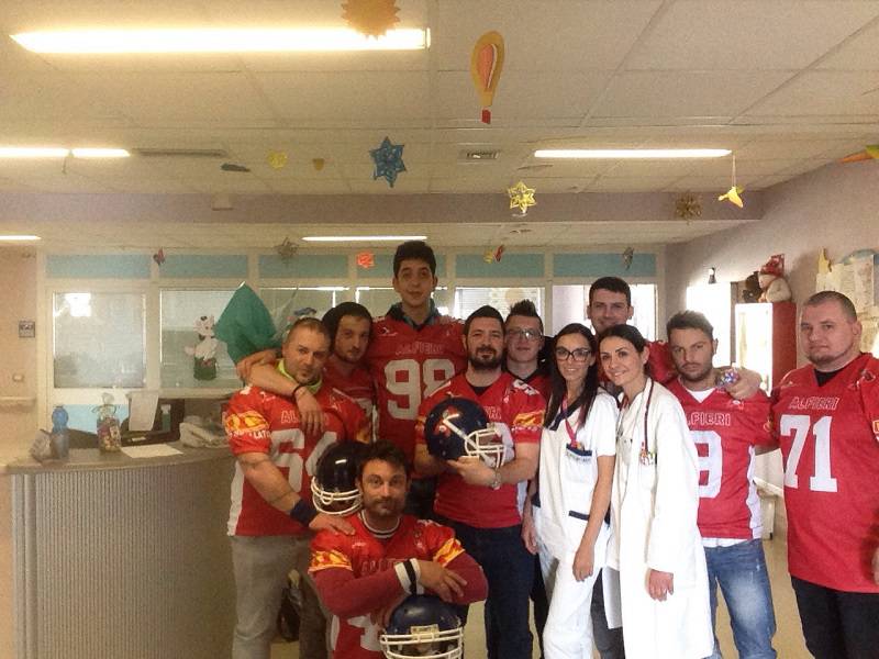 Gli Alfieri Asti American Football in visita pasquale ai bimbi del reparto pediatria di Asti