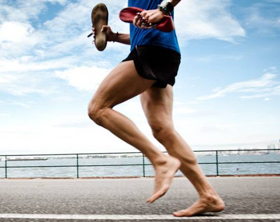 Nati per correre…con le scarpe o a piedi nudi?