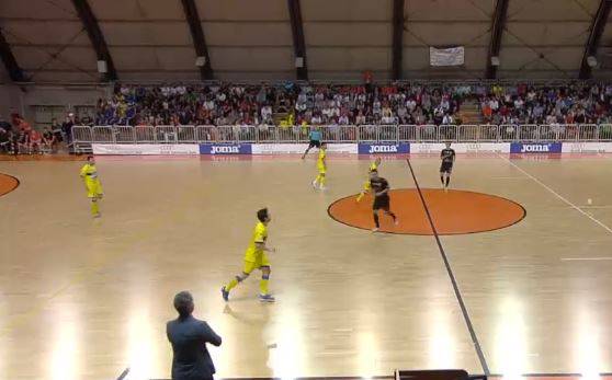 L'Orange Futsal tiene vivo il sogno scudetto e porta l'Acqua&Sapone alla bella