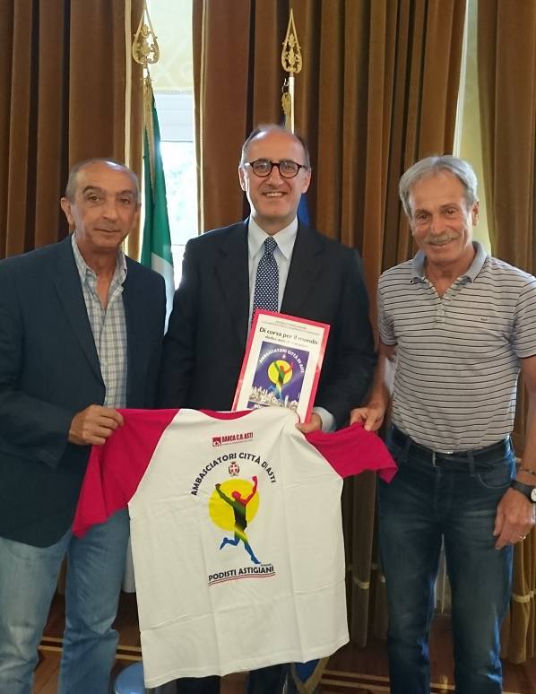 Donati al Prefetto di Asti Paolo Formicola la maglia e il libro degli Ambasciatori di Asti per lo Sport 