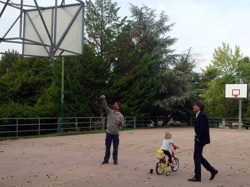 Asti, lo sport più forte dei vandali: sostituiti i canestri al Parco Bramante