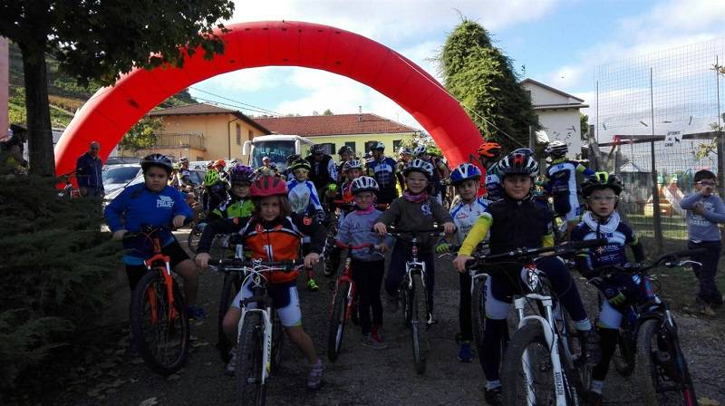 Grande partecipazione alla pedalata solidale per l'AILA del Pedale Canellese e Langa Bike