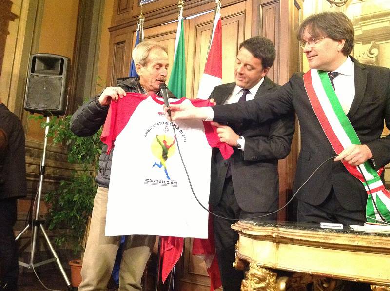 Consegnata al Premier Matteo Renzi la maglietta degli Ambasciatori dello Sport della Città di Asti