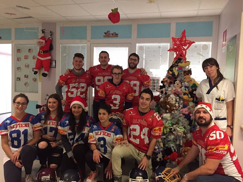 Gli Alfieri e le Arciere Asti American Football Team in visita al reparto Pediatria di Asti