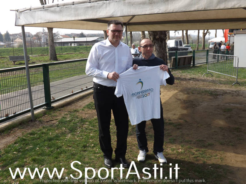 Consegnata al sindaco di Biberach la maglia del Monferrato Community European of Sport 2017