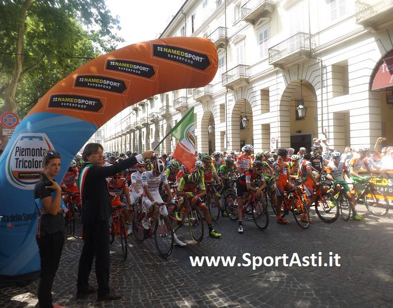 Pubblico caloroso ad Asti per la partenza del Campionato Italiano Elite di Ciclismo