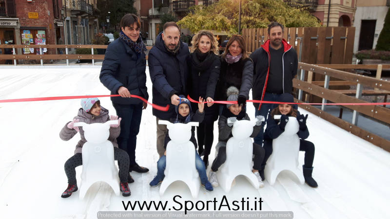 Asti, inaugurata la pista di pattinaggio su ghiaccio in Piazza Statuto