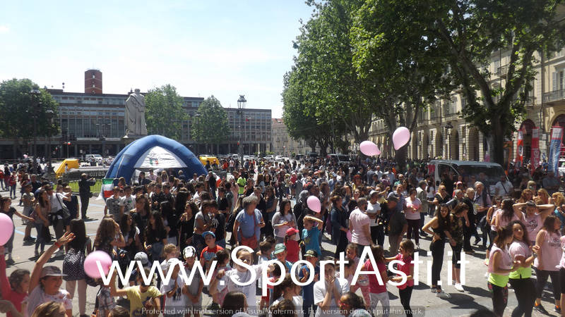 Asti, grandissima festa in piazza Alfieri per il passaggio del Giro d’Italia (Video)