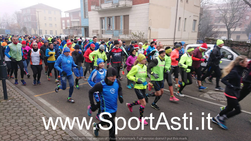 Asti, la carica dei trecentocinquanta podisti alla 44a edizione della Corsa del Panettone