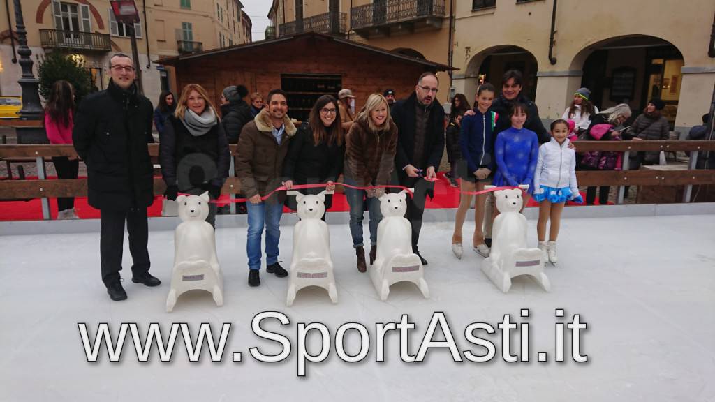 Asti, inaugurata in piazza Statuto la grande pista del ghiaccio
