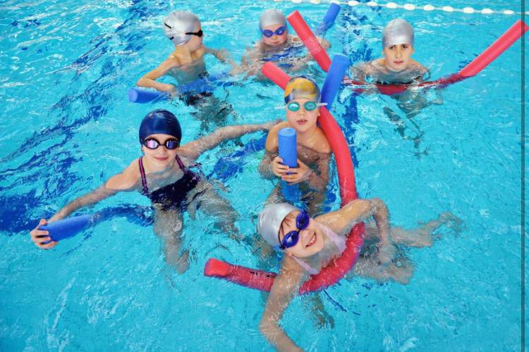 Asti, iniziato il corso gratuito di nuoto delle classi prime delle scuole elementari