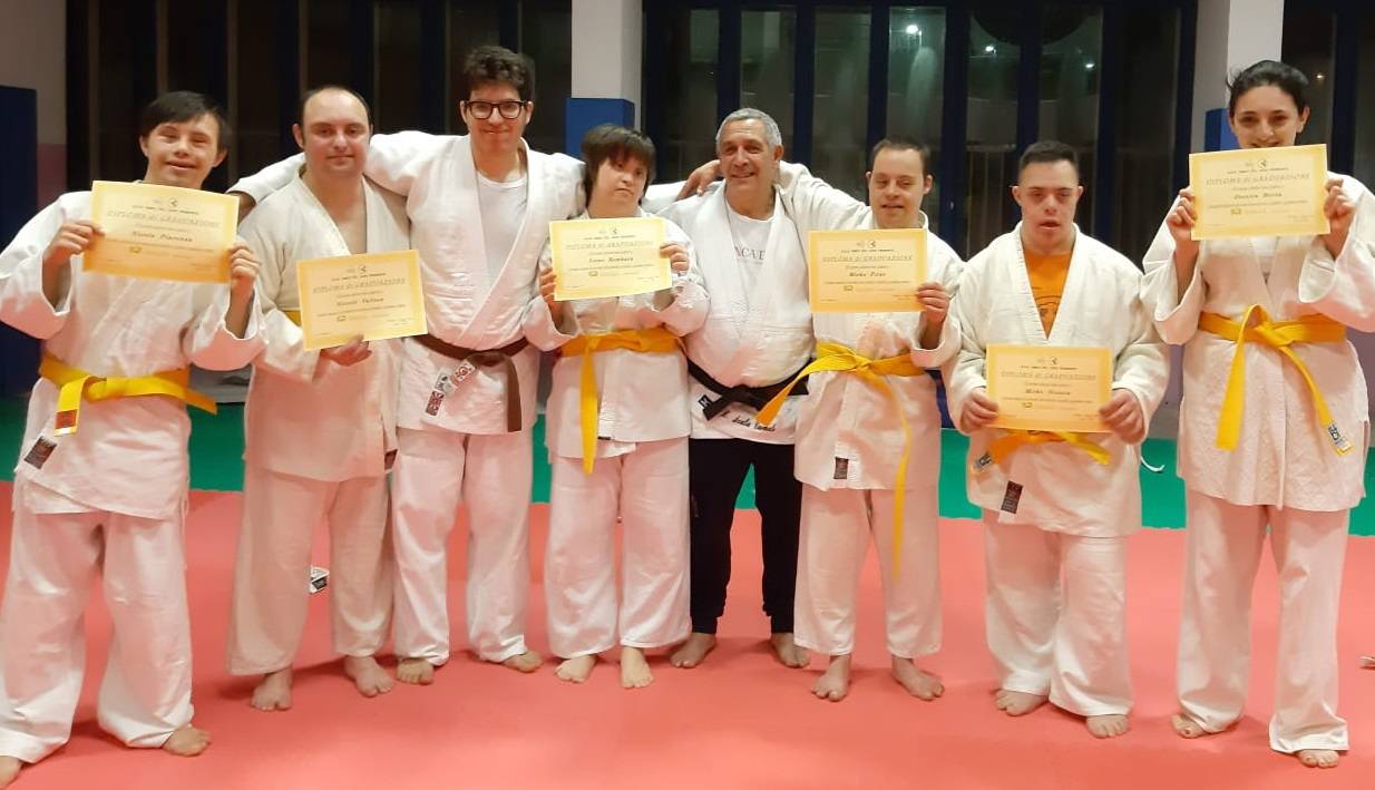Grazie alla collaborazione con l’Asd Amici del Judo Piemonte nuove cinture gialle per i ragazzi dell’Albergo Etico