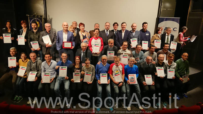 Al campo scuola di via Gerbi gli Ambasciatori per lo sport di Asti premiano i maratoneti astigiani