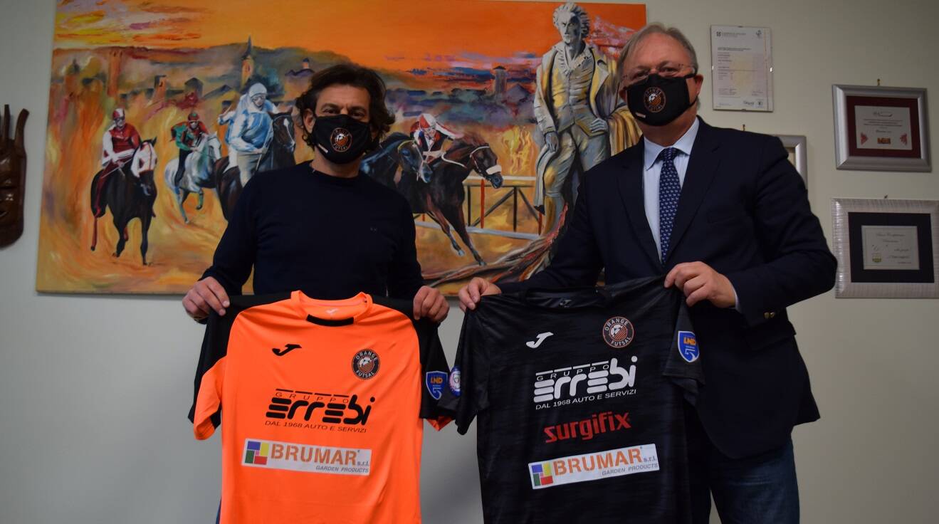 Un nuovo main sponsor per l’Orange Futsal pronta al debutto in campionato: la Brumar