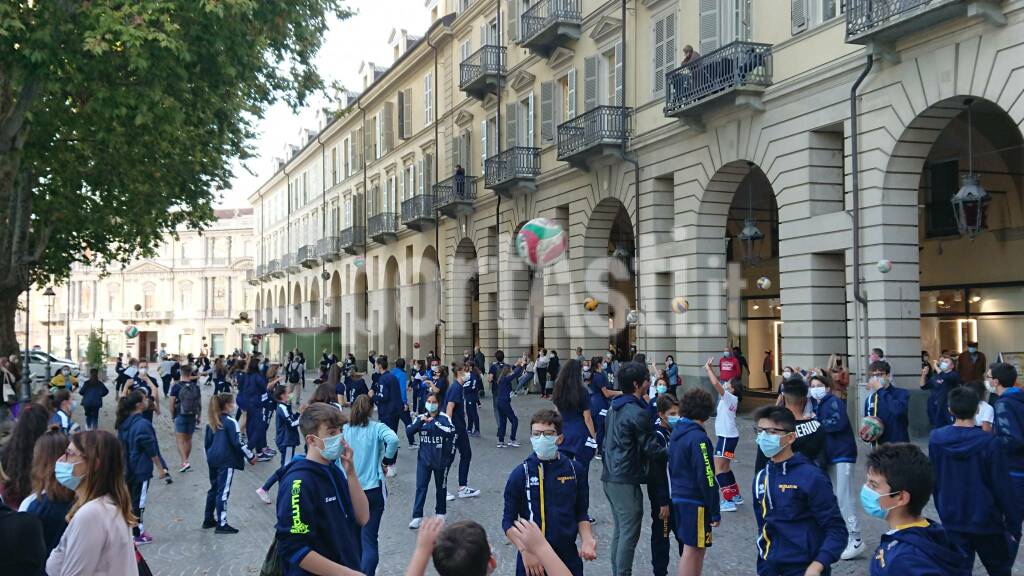 Mauro Berruto ad Asti per “Io mi alleno in piazza”, il mondo del volley astigiano: “Non è una protesta ma un grido d’aiuto”