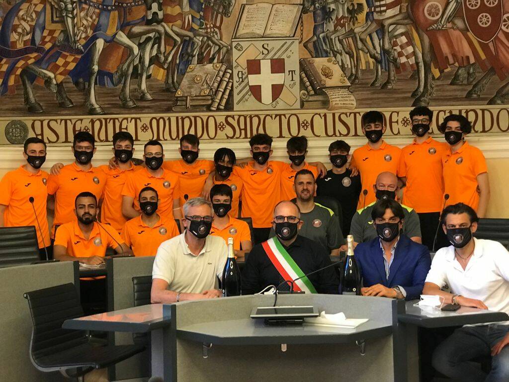 L’under 19 dell’Orange Futsal ricevuta in municipio ad Asti dal sindaco Rasero e dall’assessore Bovino