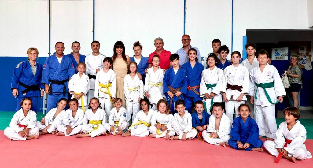 La Polisportiva Astigiana chiude il corso di judo festeggiando il passaggio di cintura di due bambini ucraini
