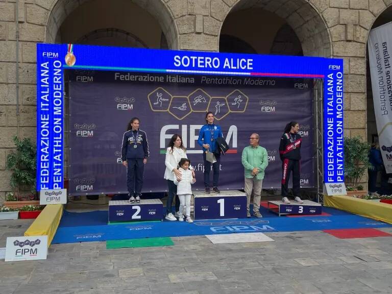 podio alice sotero italiani laser run 2023