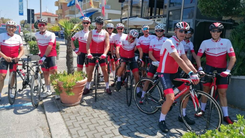 Dodici ciclisti della Polisportiva Cr Asti pronti a partire per il tradizionale Tour estivo