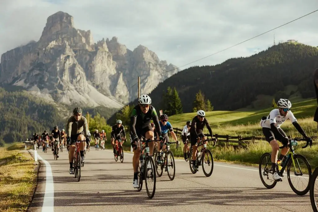 8 ciclisti della provincia di Asti alla partenza della 37°edizione della Maratona dles Dolomites-Enel