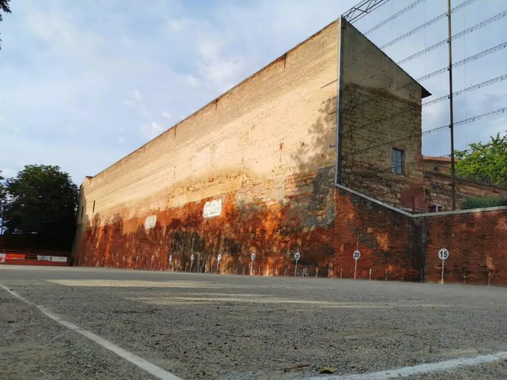 Domenica a Vignale Monferrato la finalissima di tamburello a muro tra Grazzano e Portacomaro